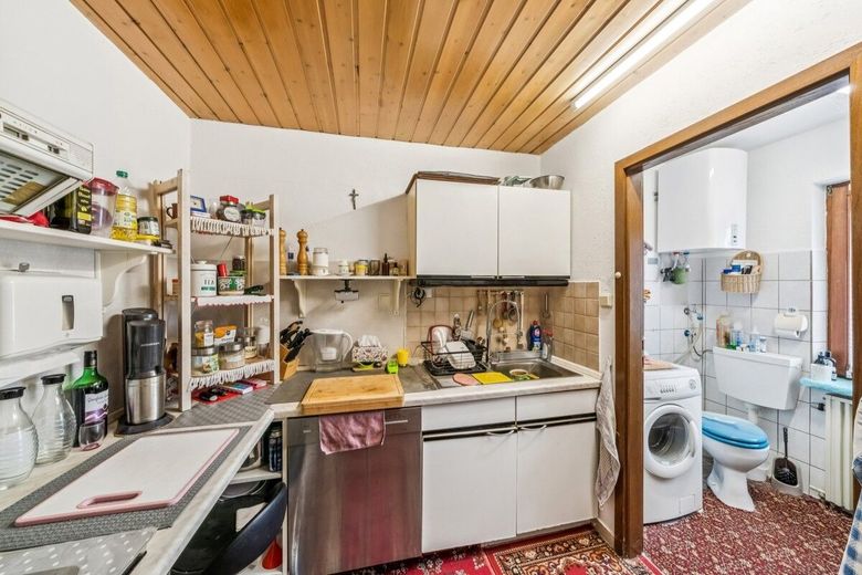 Viel Platz, viele Möglichkeiten: Gepflegtes Mehrfamilienhaus mit vier Wohneinheiten – Küche / Bad Appartement