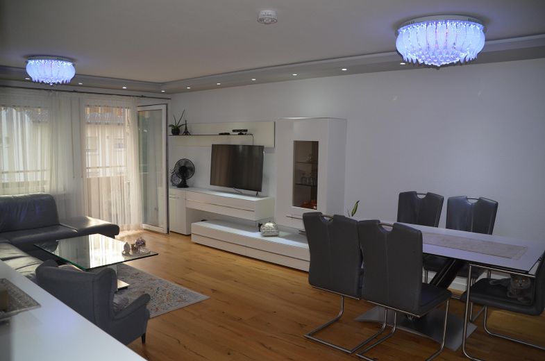 Provisionsfrei: Großzügige 4-Zimmer-Wohnung mit Balkon & Stellplatz in Neu-Ulm-Ludwigsfeld – Wohnzimmer - Ansicht 2