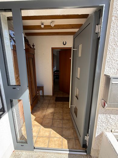 4 Zimmer mit Aussicht – Terrasse, Wärmepumpe, Garage und Stellplatz inklusive – Wohnungseingang