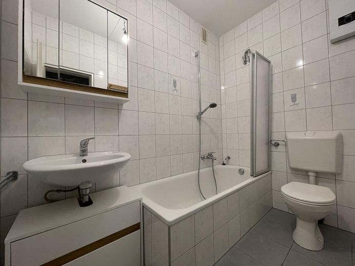 Frisch renovierte 2-Zimmer-Wohnung für 1-2 Personen, Balkon, Einbauküche, ca. 61 m², Lünen-Wethmar – Bad