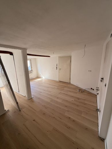 Appartamento ristrutturato integralmente di 2 locali in un edificio storico a Stoccarda-Plieningen – Wohnbereich