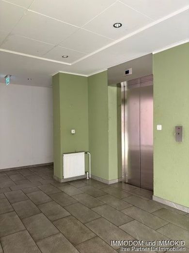 2-Zimmer-Dachgeschoss-Maisonetten-Wohnung mit BALKON und EINBAUKÜCHE mitten im Herzen von Zwickau – Flur