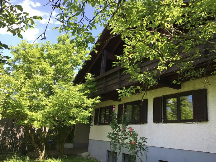 Provisionsfrei! Großes Einfamilienhaus zur Eigennutzung mit Vermietungspotential nahe Ammersee – Eingang von Westseite 