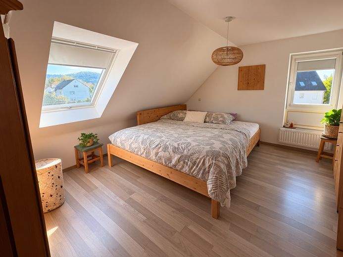 Yeşillik manzaralı, aydınlık ve ferah çatı katı dairesi – Schlafzimmer