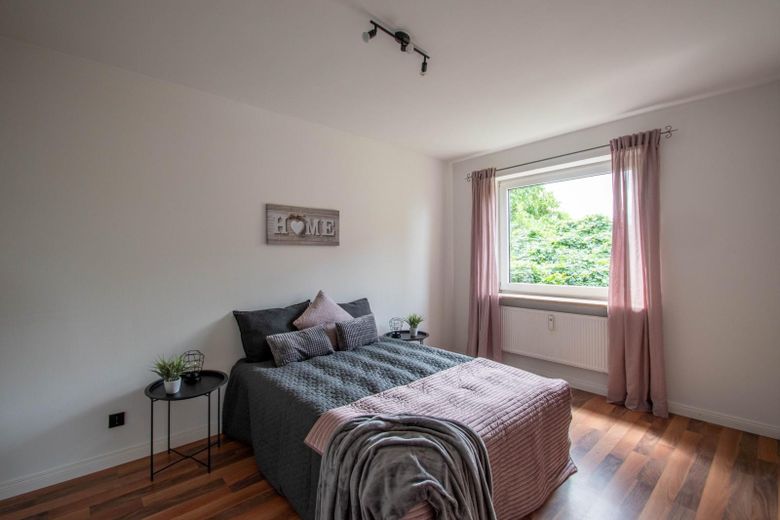 Mieszkanie 2-pokojowe z tarasem na dachu, centralnie w Adendorfie, odnowione – Schlafzimmer