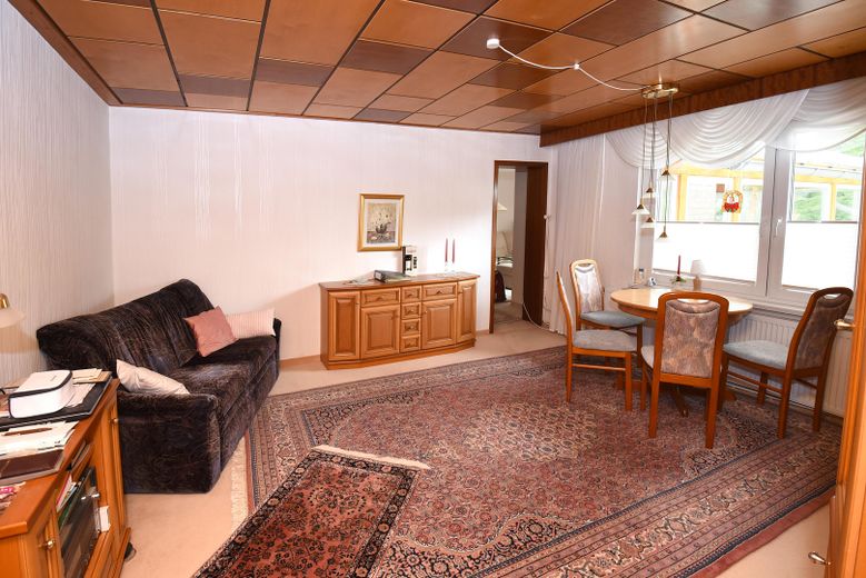 Mały dom jednorodzinny w stylu bungalow – Wohnzimmer 1