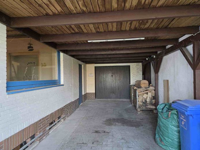 !Provisionsfrei! Sanierungsbedürftiges Einfamilienhaus! – Carport und Garage