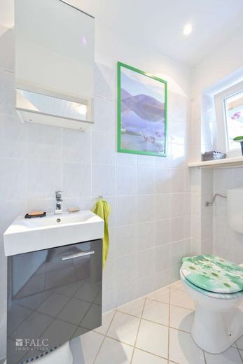Familienfreundlich, gepflegt, sofort wohnlich - Doppelhaushälfte mit Gartenidylle in Ottobrunn – Gäste WC