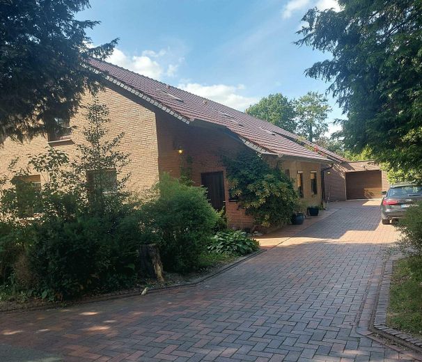Maison individuelle avec logement indépendant, prairie en pleine nature à Friedeburg – Einfahrt