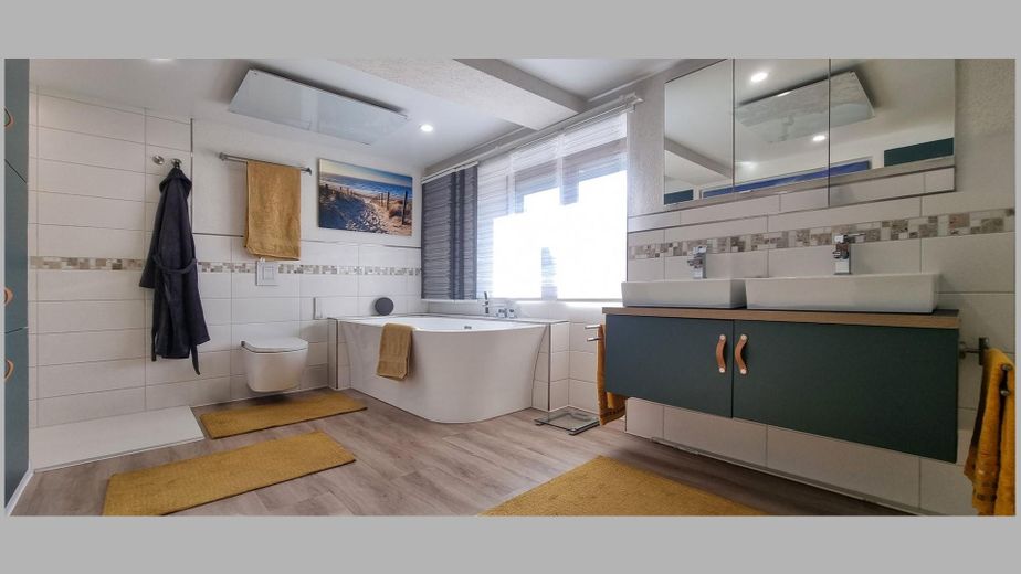 Modernisiertes Einfamilienhaus mit durchdachter Raumgestaltung – Badezimmer