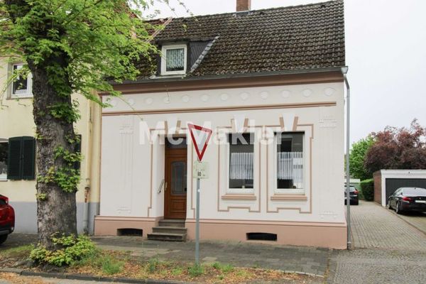 Duisburg-Alt-Homberg'de kulübeli bahçeye sahip bakımlı 5 odalı ev