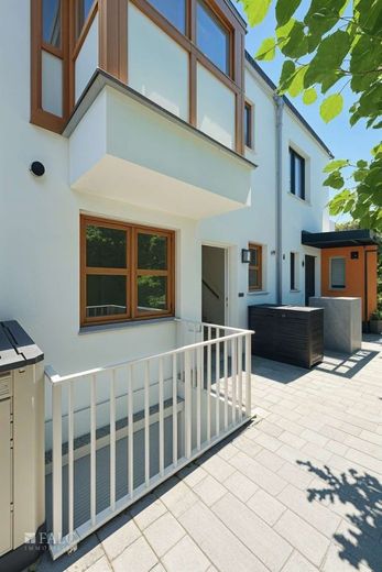 Wohnglück auf vier Ebenen - modernes Reihenmittelhaus in begehrter Lage von Feldmoching – Haus Eingang