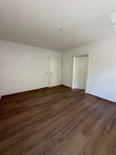 Appartement rénové dans un immeuble ancien avec balcon – calme et central à Gohlis – Wohnzimmer