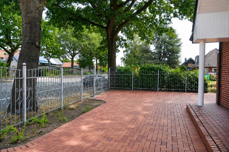 Freistehendes Einfamilienhaus mit Südgarten, großzügiger Garage & ausgebautem Dachgeschoss – Vorhof