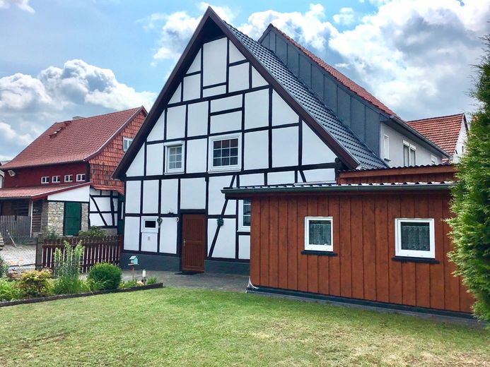 Freist. Einfamilienhaus mit Garten, Doppelgarage und Carport – Foto 2