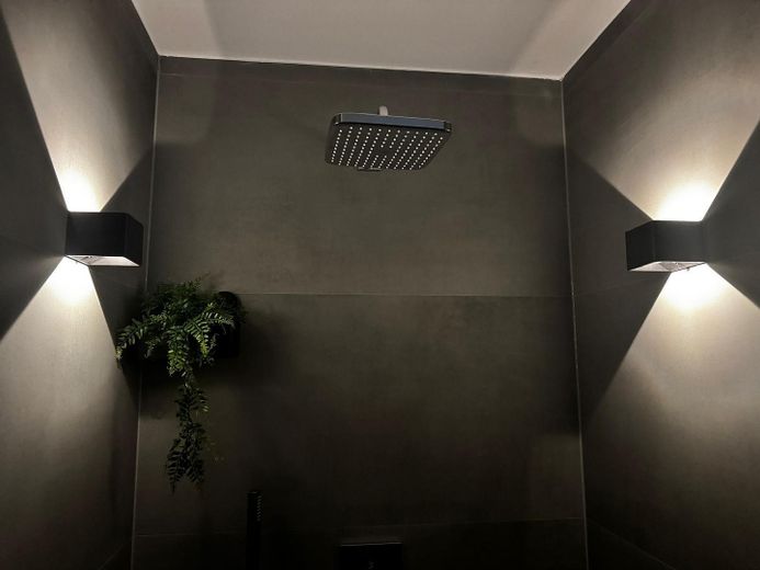 Neubau! Exklusive 3-Zimmer Wohnung mit Balkon! – Dusche