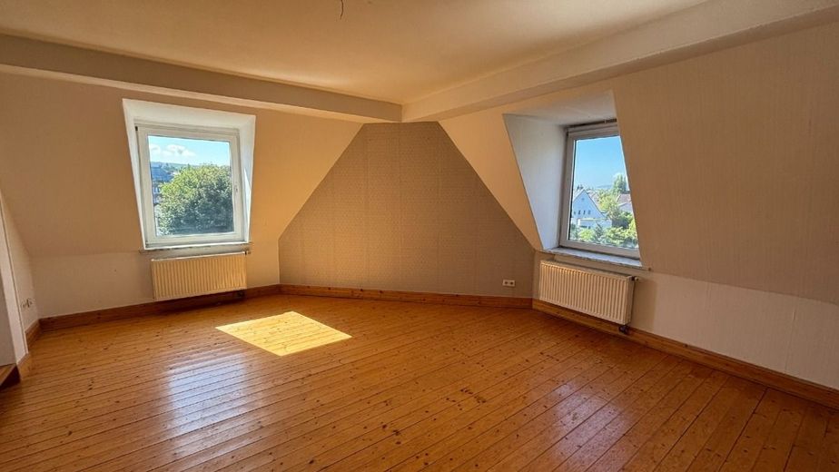 6-Zimmer-Dachgeschosswohnung mit EBK und Gartenabteil, nähe Bahnhof – Schlafzimmer - www.immobilien-heise.de