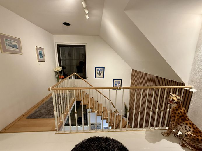 NEU! Ikonische, lichtdurchflutete Landhaus Villa mit Einliegerwohnung & mögl. Grundstkserweiterung – Galerie Abends