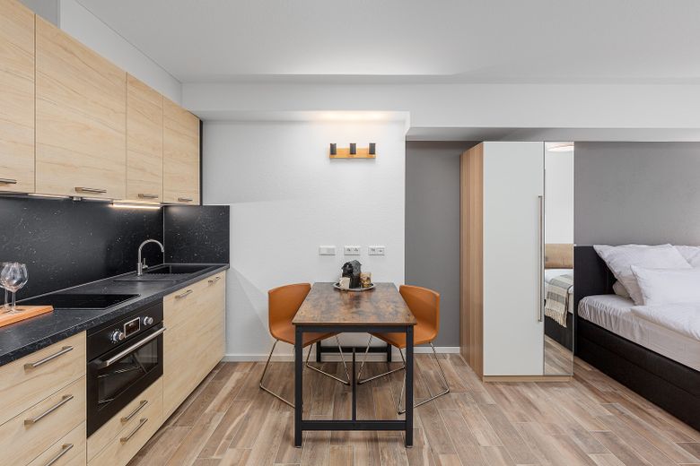Neubau: vollmöblierte Businessapartments mit Panoramablick – Apartment 3 Essbereich