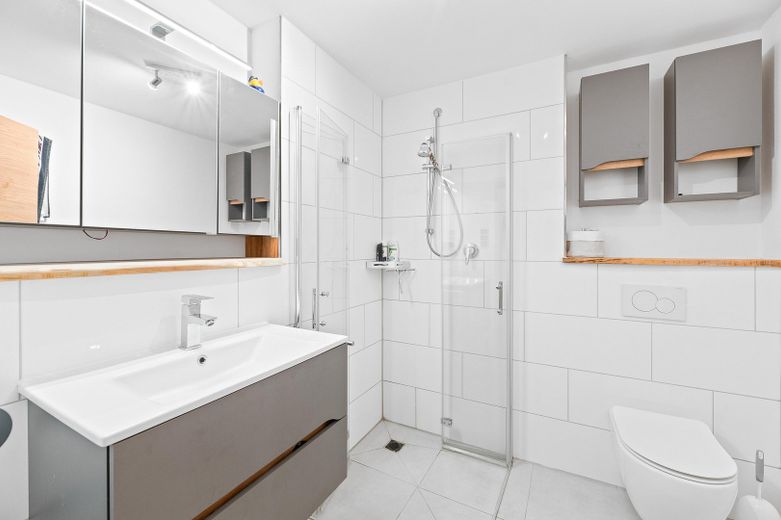 2-Etagen-Wohnung mit 2 Bädern, EBK, Terrasse, Balkon, PV-Anlage & 2 TG-Stellplätze – OG Bad