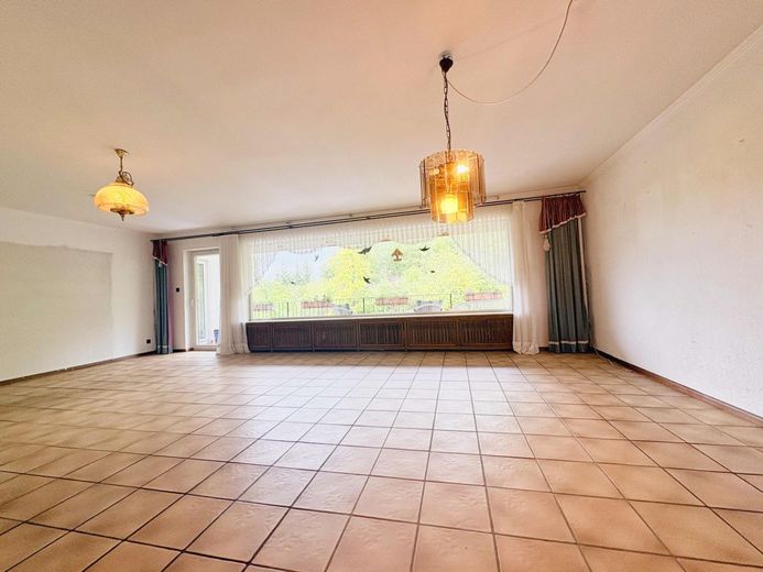 CITYHOUSE: Großzügiges Zweifamilienhaus mit Ausbaupotenzial, Garten &amp; 3 Garagen – Wohn und Essbereich