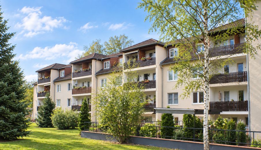 Wohninvestment–Verkauf einer Objektgesellschaft mit 58 Wohneinheiten in Blankenfelde-Mahlow – Hausansicht + Grünanlage
