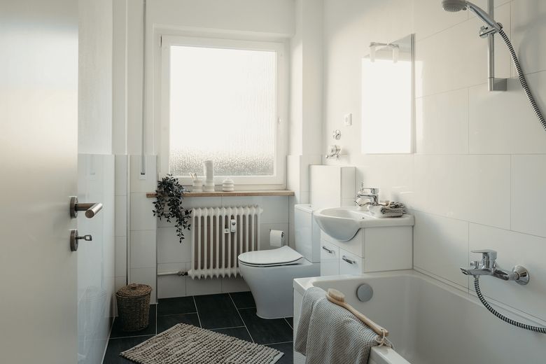 Badezimmer mit Fenster