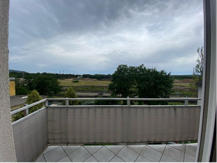 Helle 2-Zimmer-Dachgeschosswohnung mit Balkon und Stellplatz in zentraler Lage von Röthenbach – Ausblick Balkon