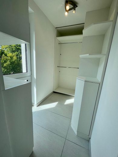 Stilvolles Haus zum Wohnen und Arbeiten mit moderner Ausstattung in Dreieich-Buchschlag – Ankleide