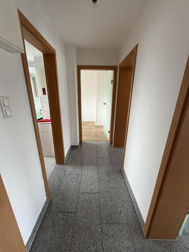 City Dachgeschosswohnung 2-Zimmer,schön hell,frisch renoviert,Garage,ab sofort – Flur