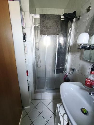 Reihenmittelhaus mit Garten und Carport in Etzelskirchen – Gäste-Bad mit Dusche Bild 2