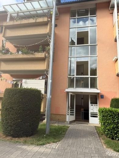 Bellissimo appartamento al piano terra con giardino e posto auto – Eingang