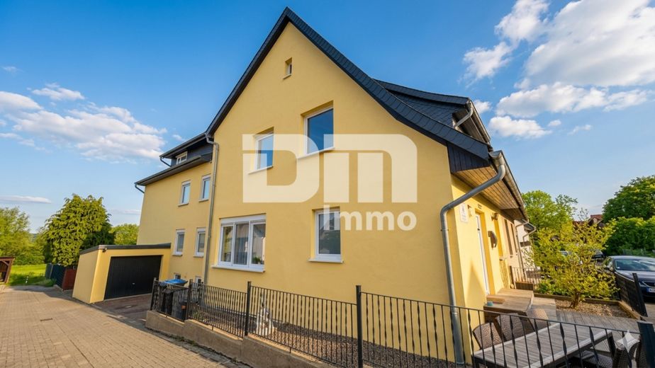 Vielseitiges Immobilien-Ensemble mit 2 modernisierten Haushälften + Carport und Garten/Terrasse – Titel Seitenansicht