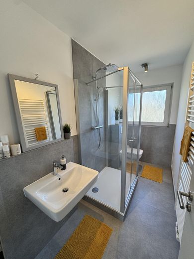 Ubicación perfecta, renovada con materiales de alta calidad: exclusivo apartamento de 3 habitaciones – Badzimmer 2
