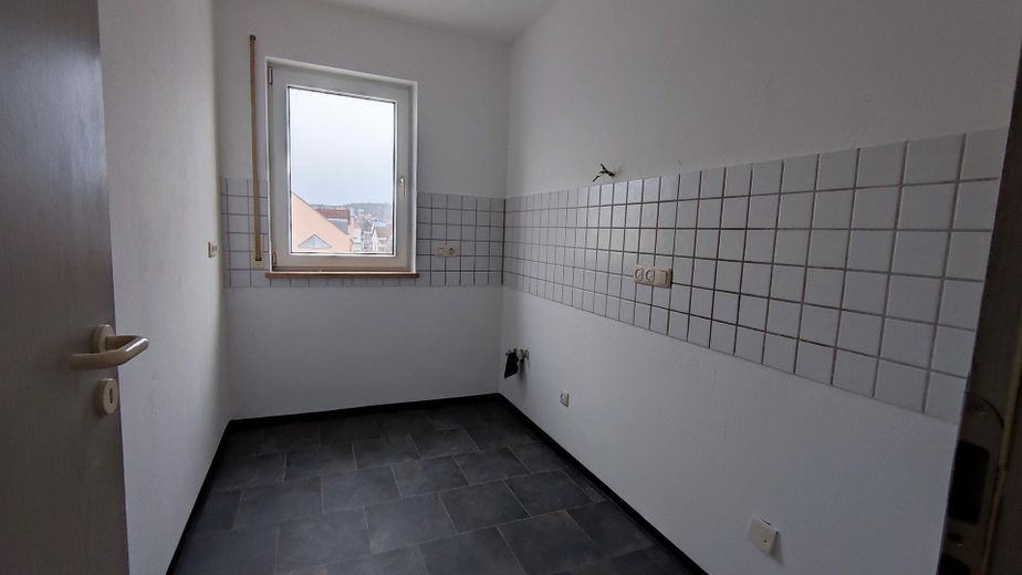 Drei Zimmer DG Wohnung mit Balkon zentral gelegen in Schwandorf – Küche