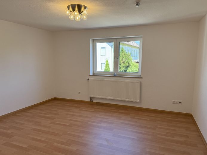 Attenkirchen 2 Zi Whg EG 63qm frisch renoviert mit Garten und SP – Wohnzimmer