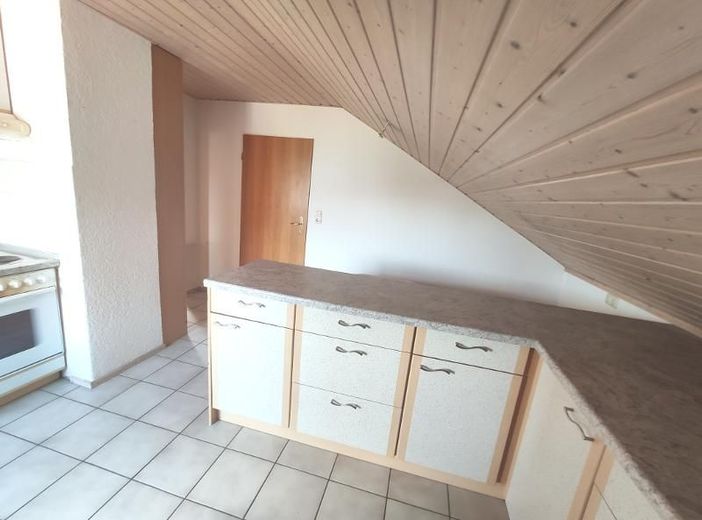 3 Zi. DG Wohnung mit Küche, Gartenmitbenutzung und Stellplatz – Küche Bild 3