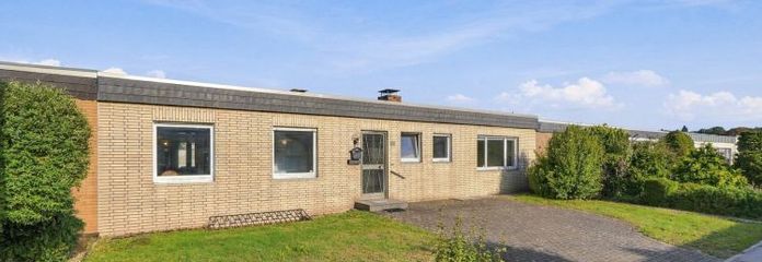 Bungalow voll unterkellert mit 2 Garagen in bester Lage von Delhoven zu verkaufen