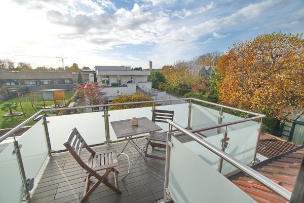 Lots of home comforts: Renovated apartment in excellent, quiet residential area, with balcony terrace and high quality fittings and furnishings throughout