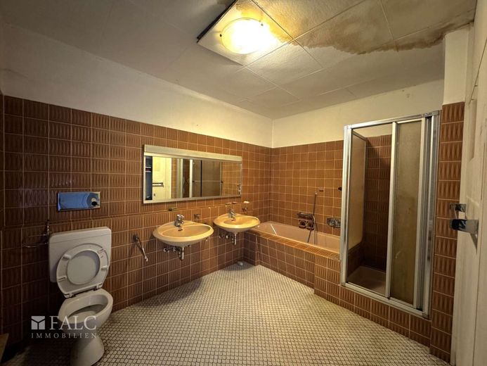 Sanierungsobjekt mit variablen Nutzungsmöglichkeiten – Badezimmer