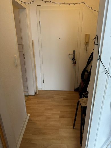 Appartamento centrale di 1 locale di circa 30 m² con balcone e possibilità di posto auto – Flur