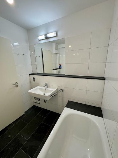 2-Zimmer-Souterrain-Wohnung mit Terrasse und EBK – Bad 