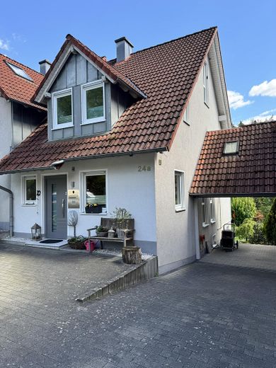 Haus seitlich mit Carport