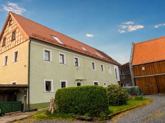 Historischer Dreiseithof bei Arzberg – 400 qm Wohnen, 2 Einheiten, Südgarten & Scheunen – Foto 1