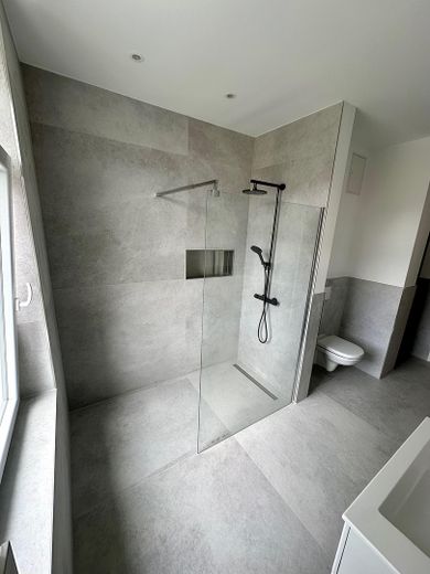 Lichtdurchflutete Altbauwohnung mit Einbauküche und Loggia - Erstbezug nach Sanierung – Badezimmer