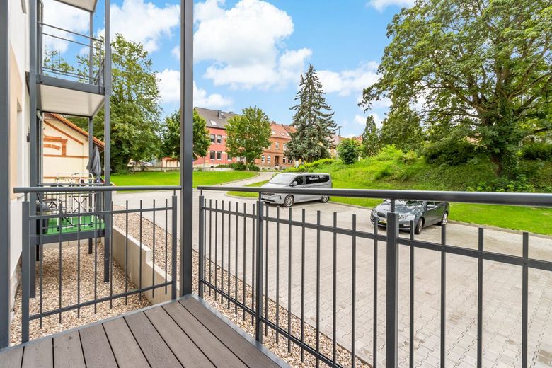 Kernsanierte 2-Raumwohnung direkt am Rosarium!
Fahrstuhl, Balkon und Fußbodenheizung!!!! – Balkon