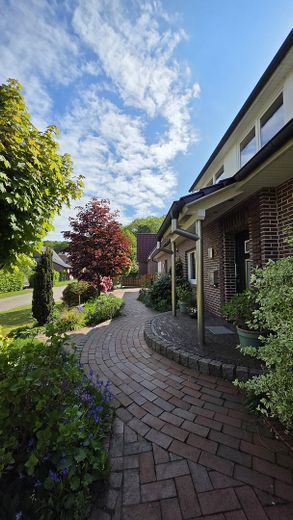 Perfektes Familiendomizil: Zentral wohnen, am Waldrand leben - provisionsfrei – Pflasterklinker