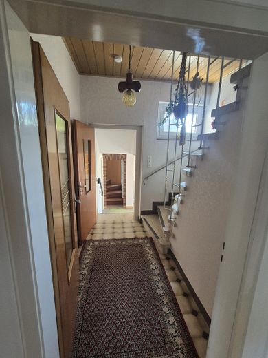 Charmantes Einfamilienhaus mit traumhaftem Südgarten, Wintergarten und Doppelgarage – Treppenhaus EG