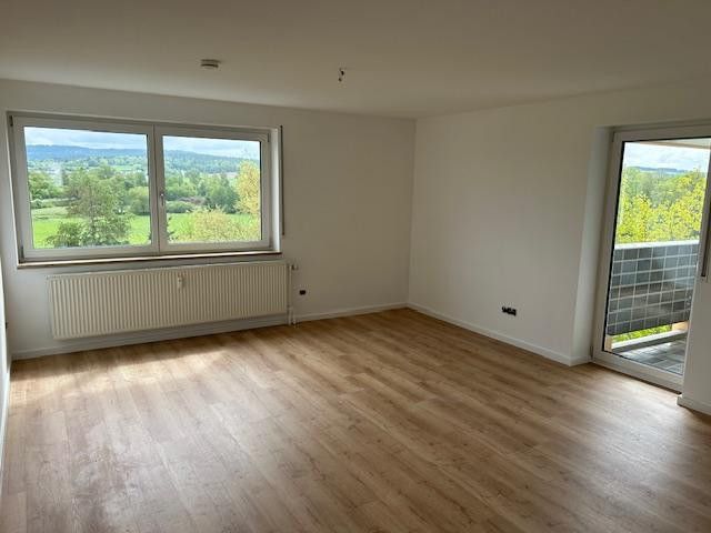 Renovierte 2.5 Zimmer Wohnung mit Balkon im Zentrum von Weiden – Wohnzimmer