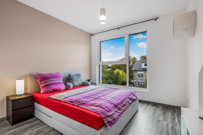 Gepflegte Doppelhaushälfte mit Südgarten, überdachter Terrasse & Doppel-Carport – provisionsfrei – Studio